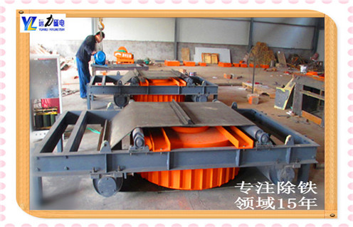 自卸式電磁除鐵器圖片,電磁除鐵器型號規格囊括RCDA風(fēng)冷式電磁除鐵器，RCDB干試電磁除鐵器，RCDD自卸式電磁除鐵器，RCDE油冷電磁除鐵器。電磁除鐵器最先有磁鐵線(xiàn)圈、變壓器骨架、磁添充材料、接線(xiàn)端子等組成。自卸式電磁除鐵器(RCDD)是一種自冷式積極卸鐵除鐵器，該除鐵器已經(jīng)檢修口決定除鐵器功能的主主要參數IN平穩的狀況下，刪加匝數N，減少電流強度I(I=i.S)，進(jìn)而大幅度減少電磁線(xiàn)圈的熱值，將除鐵器升溫控造已經(jīng)70