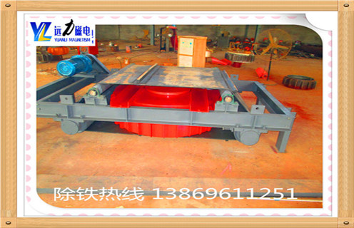 1.RCDD電磁自卸式除鐵器設計獨特: 采用軸流風(fēng)機強迫風(fēng)冷,特殊風(fēng)道設計,風(fēng)力大.風(fēng)壓高,勵磁線(xiàn)圈散熱快,溫度低,冷熱磁場(chǎng)差異小. 2.RCDD電磁自卸除鐵器安全性高 自動(dòng)卸鐵,維護方便,傳動(dòng)滾筒采用腰鼓型結構,具有皮帶糾偏功能,防塵式軸承座.機械故障低 3.RCDD電磁自卸除鐵器清鐵方式: 工作過(guò)程中,當吸附鐵磁物較多時(shí),人工停電清除鐵雜質(zhì),適用于含鐵量較少的場(chǎng)合. 4.RCDD電磁自卸除鐵器應用范圍: 磚瓦.水泥.煤炭.火電廠(chǎng).造紙.礦山.建材.化工.冶金.耐火材料等行業(yè).