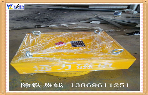 當給手動(dòng)強永磁除鐵器通入電源的時(shí)候,工件無(wú)法被吸持,由于繼電器的接電聯(lián)鎖,所以砂輪電機也無(wú)法正常啟動(dòng),這樣可以判斷為手動(dòng)強永磁除鐵器出現了無(wú)磁力的故障.這時(shí)我們就需要將數控機床的配電箱打開(kāi),使用試電筆在熔斷器的兩端進(jìn)行驗電,然后使用萬(wàn)用測量表的500伏測量檔測量電壓是否為380伏.然后斷開(kāi)總電源開(kāi)關(guān)并檢查交流接觸器是否存在機械卡死現象.然后摘除接觸器的線(xiàn)圈與導線(xiàn).使用萬(wàn)用表的電阻檔測量系安全兩端的電阻,如果表針指示正常則說(shuō)明線(xiàn)圈是正常的. 當我們將總開(kāi)關(guān)切斷之后,利用萬(wàn)用表的電阻檔分別對四個(gè)整流二極管進(jìn)行測量,觀(guān)察其二極管有沒(méi)有問(wèn)題,如果發(fā)現二極管被擊穿,然后更換新的二極管并焊接牢固.經(jīng)過(guò)測試手動(dòng)強永磁除鐵器可以正常使用.
