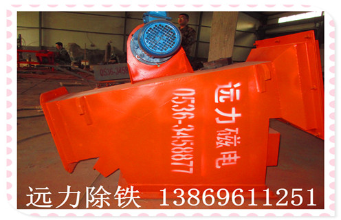 　1.小型管道除鐵器概述：  　　RCYB系列管道除鐵器結構簡(jiǎn)單,使用方便,無(wú)需維護,運行可靠,成本低,磁選分離裝置好,由磁系統,外殼等組成,是環(huán)保,節能除鐵設備. 管道除鐵器主要用于各種帶式輸送機,懸掛在沖切端或中間帶上以達到鐵的目的.對于水泥工業(yè),化工,煤炭,小礦山,建筑材料,木材加工,鑄砂加工等材料除鐵以外,并確保下道工序順利進(jìn)行.