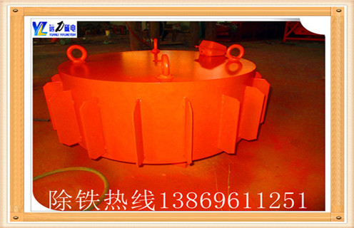 　RCDB懸掛式電磁除鐵器-盤(pán)式除鐵器-干電磁除鐵器強磁除鐵,干式電磁除鐵器稱(chēng)RCDB電磁除鐵器,(也稱(chēng)為PDC系列圓盤(pán)),是用于去除鐵屑去除裝置中的粉狀,顆粒狀或塊狀非磁性材料,內部使用電工專(zhuān)用樹(shù)脂鑄造,自冷全封結構.具有較大的滲透力度和磁場(chǎng)強度,強吸力,防塵,防雨,腐蝕等特點(diǎn),由于以上特點(diǎn)從而使其極惡劣的環(huán)境下仍能可靠運行.主要性能指標達到或高于JB / T7689-95標準,去除0.1-35公斤鐵磁材料中的散裝材料. 　　1.干式電磁除鐵器實(shí)際上是整流電路電磁除鐵器應用的控制柜：  　　1.1.變壓器控制柜是除鐵器所需的直流電源設備.它也是整個(gè)除鐵器操作的控制裝置.在除鐵器的提升完成之后,可以根據電氣接線(xiàn)圖連接除鐵器的電源.  　　1.2.控制柜應放置在小灰塵,干燥,無(wú)雨雪侵入,通風(fēng)良好,易于操作和觀(guān)察的地方;